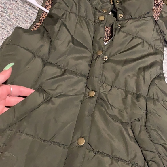 Army green faux fur trim hooded puffer vest - Picture 2 of 8